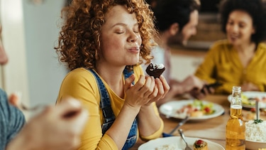 Por qué aunque estemos llenos siempre nos queda espacio para el postre, según un anatomista