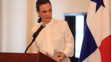 Vicepresidenta De Saint Malo participa en foro de pobreza