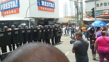 Policía detiene a buhoneros en Calidonia por cerrar avenida Central