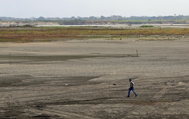El río Magdalena se seca y los pueblos a sus orillas mueren de sed en el norte de Colombia