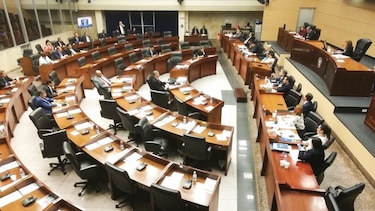 Votación de ley fiscal debe esperar una semana