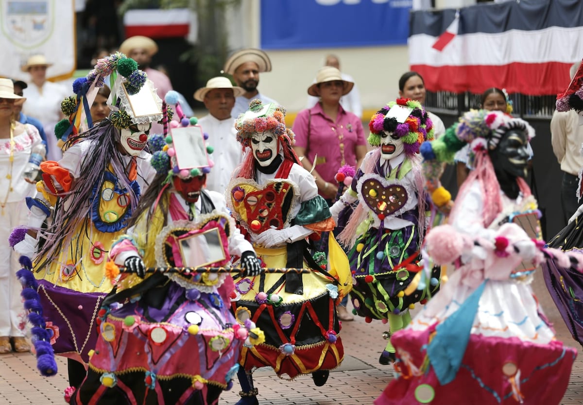 Así transcurren los coloridos desfiles por el día de los Símbolos Patrios