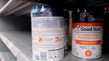 La planta que provocó la escasez de leche de fórmula para bebés en Estados Unidos vuelve a producir