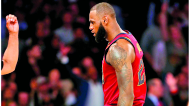 LeBron y Korver dan apurado triunfo