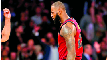 LeBron y Korver dan apurado triunfo