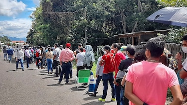 Nicaragüenses cruzan la frontera con Honduras para vacunarse contra la Covid-19