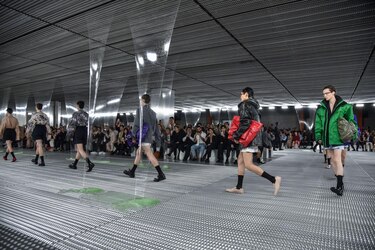 La moda ‘fluida’ y ‘libre’ de Prada desfila en Milán