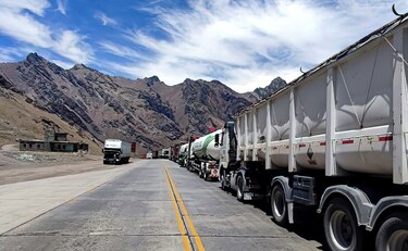 Casi 2,000 camiones varados entre Argentina y Chile por pruebas covid a conductores
