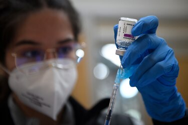 España eleva a 65 años el tope de edad para recibir la vacuna de AstraZeneca