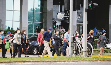 Planilla abultada y con alza en sueldos