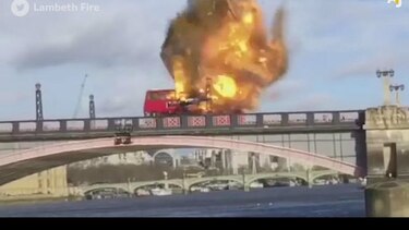 Video: Pánico en Londres: explota autobús de dos pisos sobre puente; residentes no sabían que era para una película
