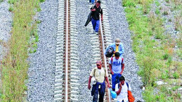 Hallan 112 migrantes en un camión de carga
