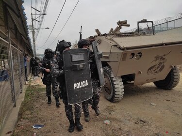 Militares y policías asumieron pleno control de cárcel de Ecuador tras masacre