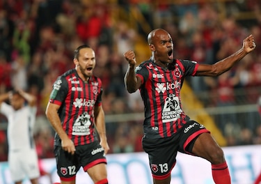 El Alajuelense recompensó al panameño Adolfo Machado por su liderazgo “dentro y fuera de la cancha” 