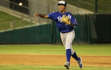 Raúl Mondesí Jr., en 'roster' de los Reales y está cerca de hacer historia en la Serie Mundial
