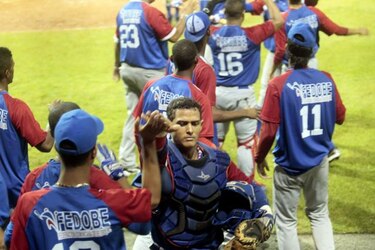 Dominicana sufre ante Argentina y Puerto Rico debuta dando paliza