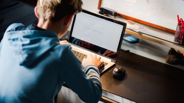 "Quiero utilizar mis habilidades cibernéticas para el bien": cómo la policía de Reino Unido busca rehabilitar a hackers adolescentes