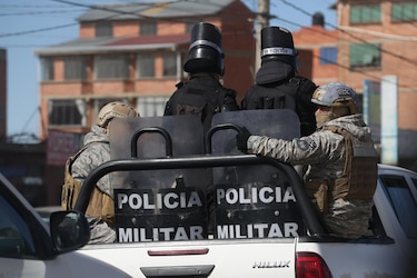 Seguidores de Evo Morales toman una pausa en sus protestas