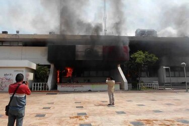 Manifestantes incendian alcaldía de ciudad mexicana de los 43 desaparecidos