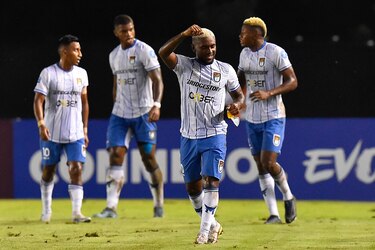 9 de Octubre vence 2-0 a Delfín y se mete en la fase de grupos de Sudamericana
