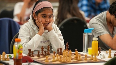 Una niña prodigio británica de 11 años se convierte en la gran maestra más joven de la historia del ajedrez