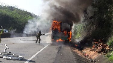 Se incendia bus en la autopista Panamá-Colón