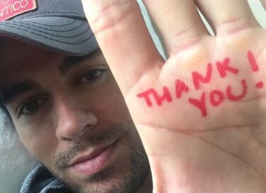 La mano de Enrique Iglesias mejora poco a poco