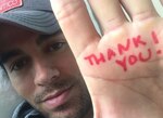 La mano de Enrique Iglesias mejora poco a poco