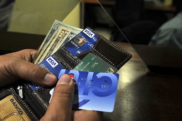 Detienen a dos personas por el uso de tarjetas de crédito alteradas