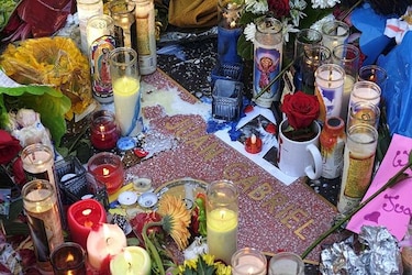 Restos de Juan Gabriel se quedarán unos días en Los Ángeles