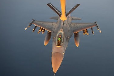 Estados Unidos y Arabia Saudí atacan en Irak a grupos alineados con Irán tras 30 ataques con drones