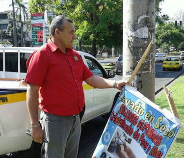 Remueven vallas ilegales en Vía Argentina
