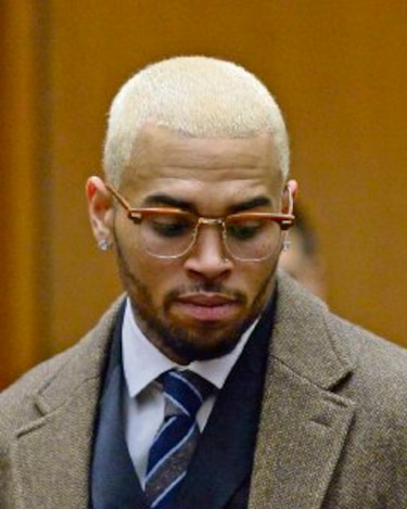Revocan probatoria a Chris Brown