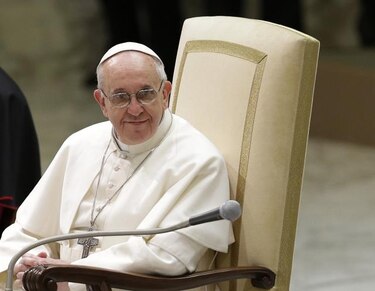 Primer tweet de Francisco: 'Os ruego que sigáis rezando por mí'