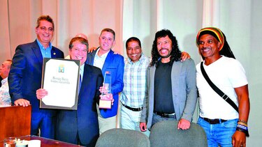 Distinguen a Gómez en Medellín