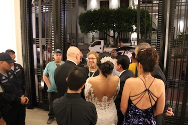 El Minsa aparece en una boda en el Casco: reduce la cantidad de personas, pero no la suspende
