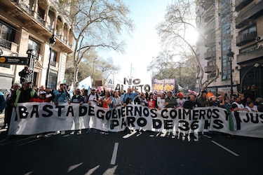 Trabajadores de universidades y de la salud salen a las calles contra vetos de Javier Milei