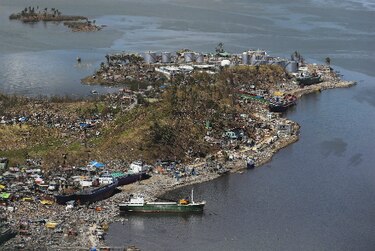 Filipinas restablece algunos servicios y continúa recogiendo cadáveres