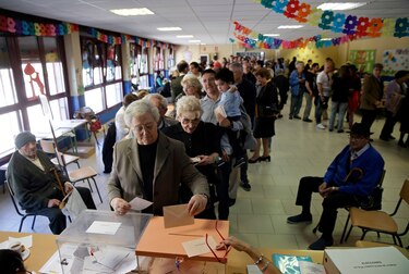 Una España dividida vota con la vista en la ultraderecha