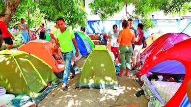 Migrantes cubanos esperan una solución de las autoridades