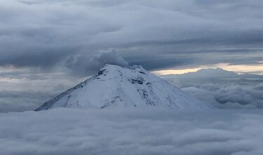Volcán Cotopaxi emana columna de mil metros de gases y ceniza