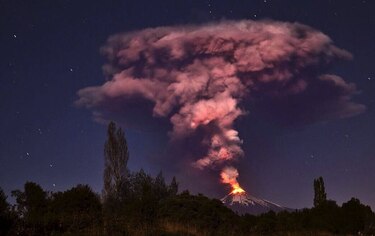 Evacúan a 3 mil 385 personas por erupción de volcán Villarrica en Chile