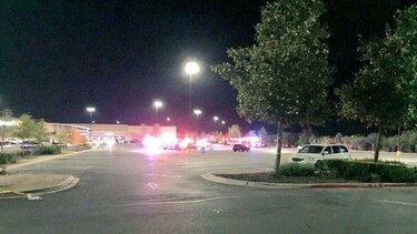 Hallan ocho cadáveres en un camión estacionado en un centro comercial de Texas