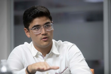 ‘Hay médicos que se gradúan y no consiguen plaza’: advierte doctor recién graduado