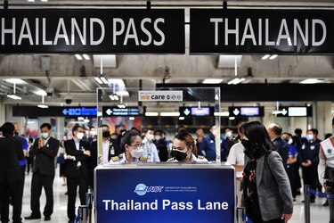 Tailandia se llena de esperanza al recibir primeros turistas tras reapertura