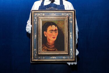 Obra de Frida Kahlo se vende por casi $35 millones, un nuevo récord para la pintora mexicana