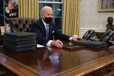 Biden firma decretos para que Estados Unidos regrese al Acuerdo de París y controle la pandemia