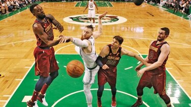 Boston aplasta a los Cavs y pega primero en el Este