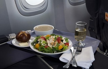 United Airlines atrae a pasajeros con mejor menú
