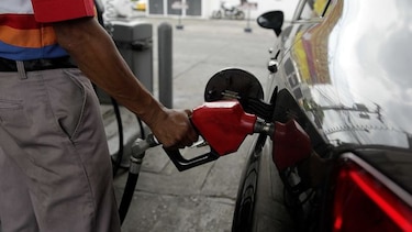 Leve baja en el precio de los combustibles desde este viernes